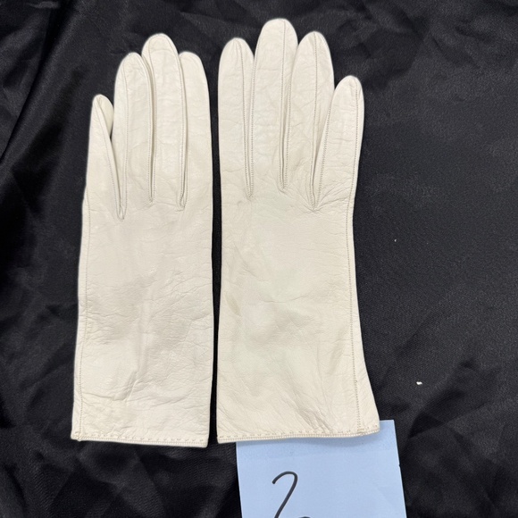 Unused ,Vintage, Roger Fare for Saks Fifth Avenue Cream Kidskin Gloves , France - Picture 8 of 12